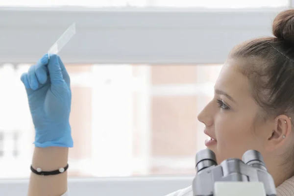 테스트 튜브를 가지고 실험실에서 일하는 젊은 여성 실험실 과학자 — 스톡 사진