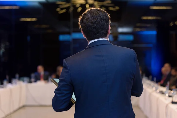 Jungunternehmer im Business-Konferenzraum mit öffentlichem Auftritt — Stockfoto