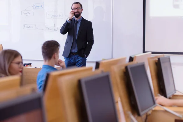 Studentengruppe lernt mit Professor in modernem Klassenzimmer — Stockfoto