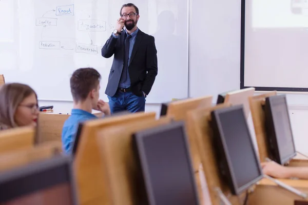 Grupo de estudiantes estudian con profesor en el aula de la escuela moderna —  Fotos de Stock