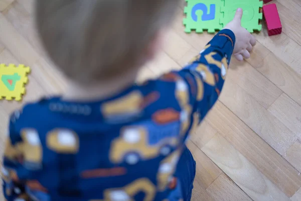 Niño preescolar jugando con bloques de juguetes coloridos. Niño jugando —  Fotos de Stock