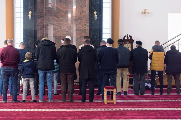 Orações muçulmanas religiosas rezando juntas dentro da grande mesquita . — Fotografia de Stock
