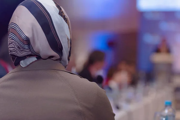 会議で話すリーダーとしてのビジネスイスラム教徒の女性。観客 — ストック写真
