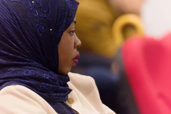 Piękna kobieta afro hidżab muzułmanin student słuchać uważnie dur — Zdjęcie stockowe