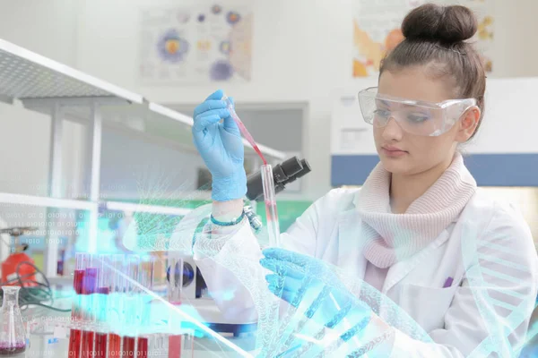 Jeune femme Scientifique de laboratoire travaillant au laboratoire avec des éprouvettes — Photo