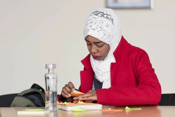 Startup bedrijf Afrikaans amerikaanse vrouw werken dagelijks baan bij — Stockfoto