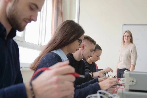 Gruppo di giovani studenti in formazione professionale tecnica con: — Foto Stock