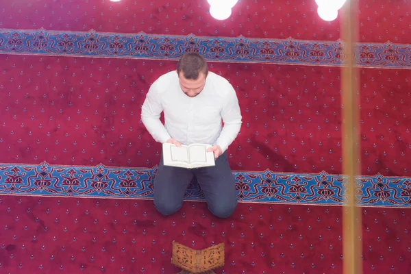 宗教的なイスラム教徒の男は美しい大きなモスクの中で祈る、再 — ストック写真