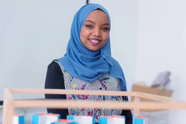 Hermosas mujeres musulmanas afriamericanas estudiante de arquitectura lo que. —  Fotos de Stock