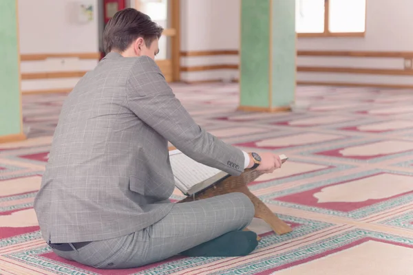Náboženské mladé hafiz muslim muž modlí uvnitř mešity a r — Stock fotografie
