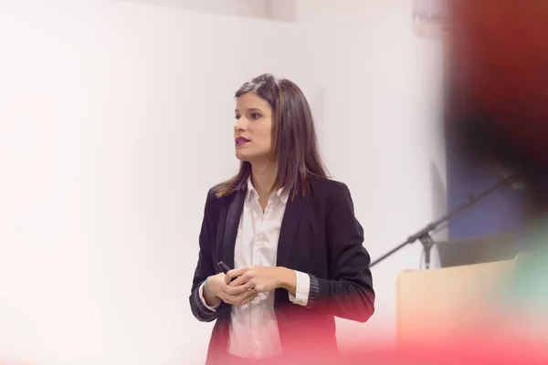 Pretty young businesswoman, teacher or mentor coach speaking to — Stock Photo, Image