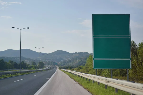 Bulutlu günde otoyol ve yol işaretleri.