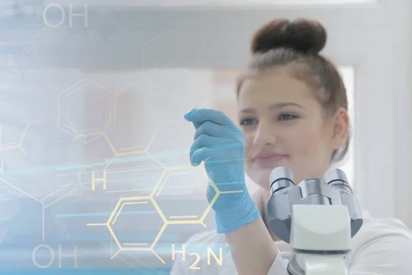 Young female Laboratory scientist working at lab with test tubes — Stock Photo, Image