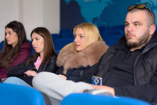 Gruppo di giovani studenti universitari economia ascolto e guardare — Foto Stock