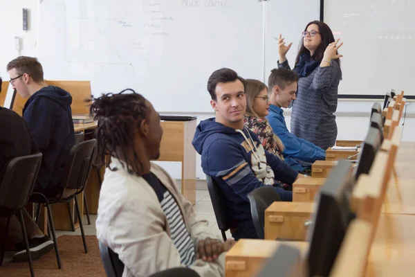 Kobieta profesor wyjaśnić lekcje do studentów i interakcji z th — Zdjęcie stockowe