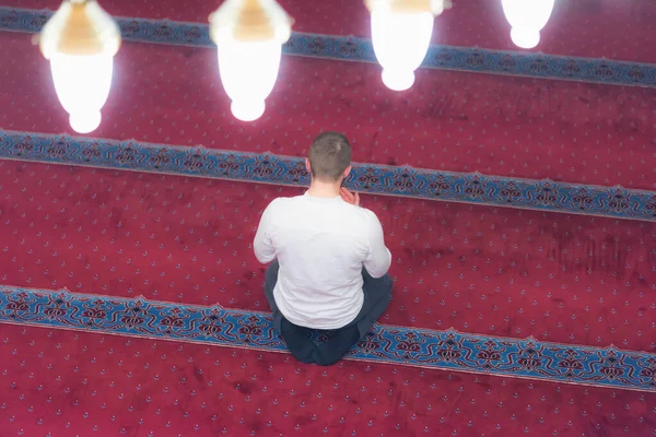 Jeune musulman religieux européen priant à l'intérieur de la belle — Photo