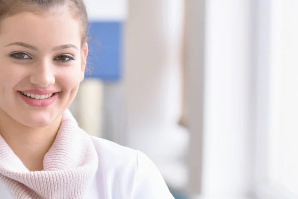 Jonge vrouwelijke mannelijke wetenschapper in een laboratorium doet onderzoek, micr — Stockfoto