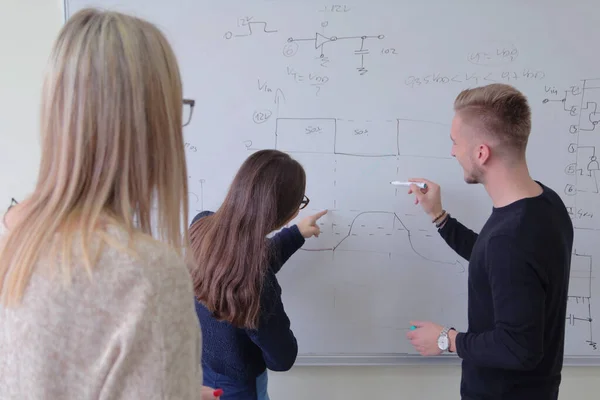 Deux jeunes étudiants masculins et féminins du collège avec jeune thé féminin — Photo