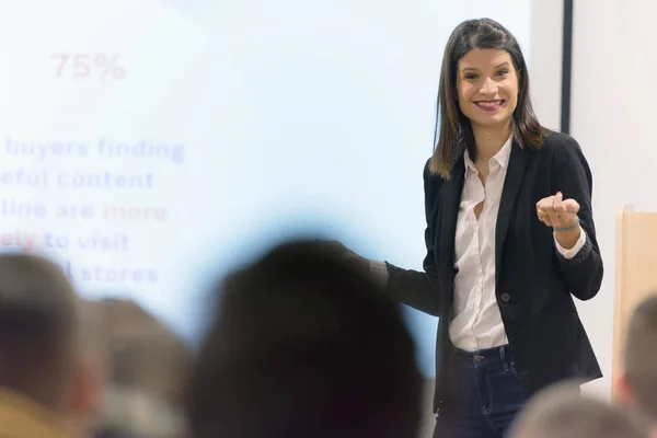 Pretty young businesswoman, teacher or mentor coach speaking to — Stock Photo, Image