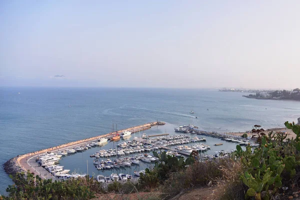 The scenic coastline of Sidi Bou Said with the large haven, full — Stock Photo, Image