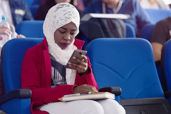 Afro-americana musulmana mujer de negocios escuchando y viendo p —  Fotos de Stock