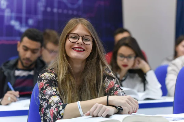 Studenten leven op de campus.Portret van vrouwelijke studenten — Stockfoto