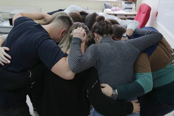 Grupa młodych studentów na technicznym szkoleniu zawodowym celebruje — Zdjęcie stockowe