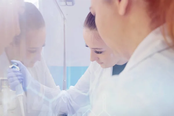 Twee jonge vrouwelijke laboratoriumwetenschappers werken in het lab met een test — Stockfoto