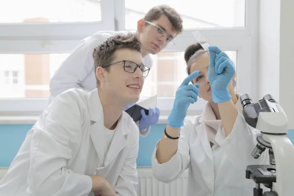 Grupo de jóvenes científicos de laboratorio que trabajan en el laboratorio con test tu —  Fotos de Stock