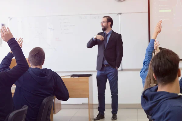 Profesor masculino explicar lección a los estudiantes e interactuar con ellos —  Fotos de Stock