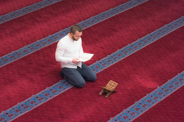Pria muslim religius berdoa di dalam masjid besar yang indah, kembali — Stok Foto