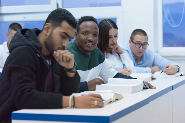 Universidade mista Estudantes, africanos, americanos e europeus d — Fotografia de Stock