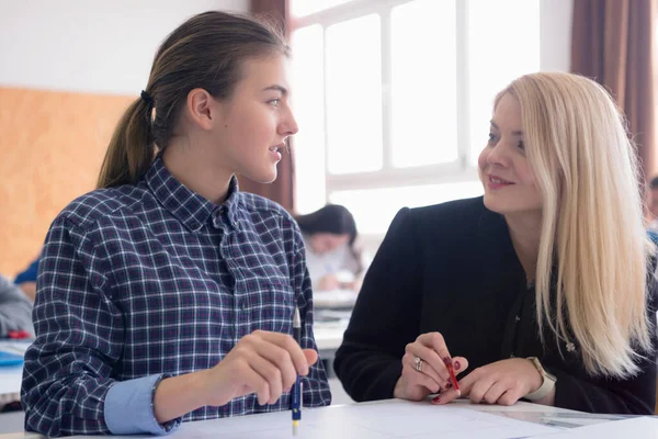 Női építésztanár a munkahelyén. Női professzor magyarázza el ar — Stock Fotó