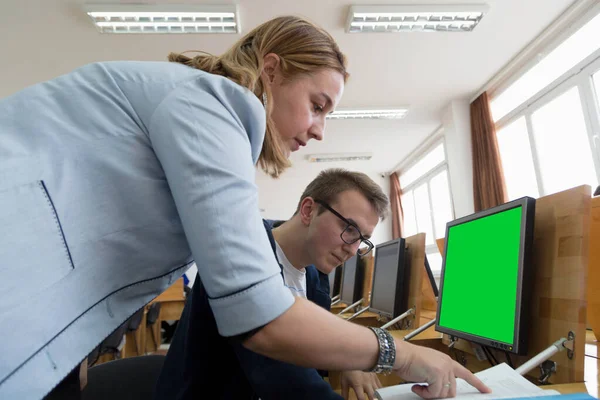 Atraktivní profesorka vysvětlit lekci pro studenty a mimo — Stock fotografie