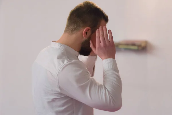 Jovem religioso europeu muçulmano homem orando dentro da bela — Fotografia de Stock