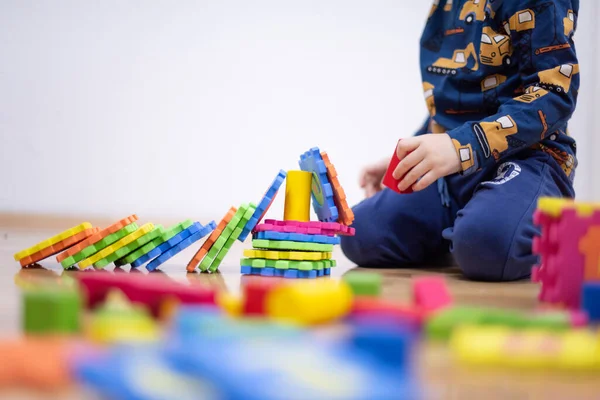 Bambino prescolare che gioca con blocchi di giocattoli colorati. Ragazzo che gioca — Foto Stock