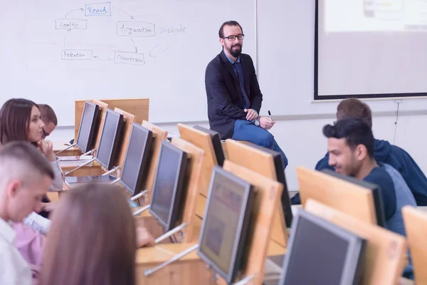 Studentengruppe lernt mit Professor in modernem Klassenzimmer — Stockfoto