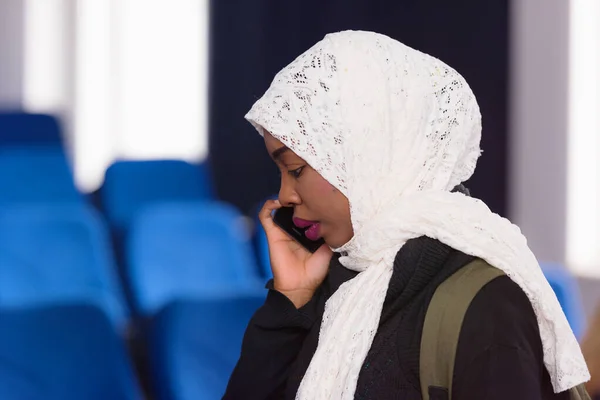 African american muslim  business womanusing phone after present — Stock Photo, Image