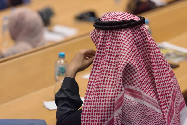 Zakelijke conferentie en presentatie, Arabische zakenman te vertegenwoordigen — Stockfoto