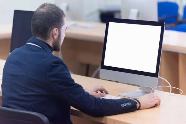 Joven hombre de negocios trabajando en la computadora moderna. Empresario u —  Fotos de Stock