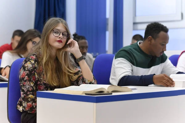 Studenten leven op de campus.Portret van vrouwelijke studenten — Stockfoto