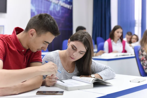 Studenten leven op de campus.Portret van vrouwelijke studenten — Stockfoto