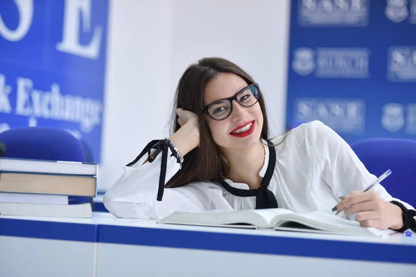 Stresszes fiatal női hallgató az iskola közgazdaságtan érzés fru — Stock Fotó