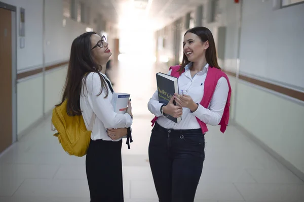 2人の若い女性経済学生が会社の年次決算を分析し — ストック写真