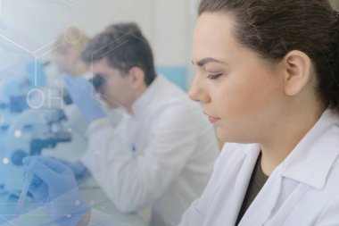 Laboratuvarda test tu ile çalışan bir grup genç bilim adamı.