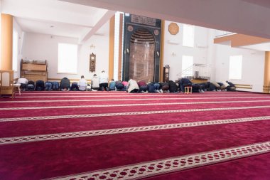 Dindar Müslümanlar büyük caminin içinde birlikte dua ediyorlar..