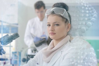 Laboratuvarda test tu ile çalışan bir grup genç bilim adamı.