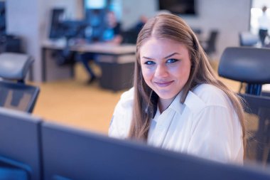 Güvenlik görevlisi Ro 'daki modern güvenlik kameralarını izliyor.