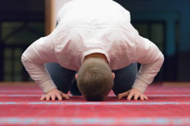 Dindar müslüman adam güzel büyük cami içinde dua.