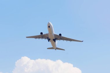 Yolcu uçağı havaalanı pistine iniyor. Yolcu planı